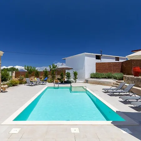 Trialonia Luxury *